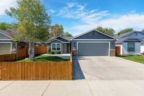 Exterior - Luxury~ Remodeled~ King bed~ Outdoor space~ 70" TV (Boise)