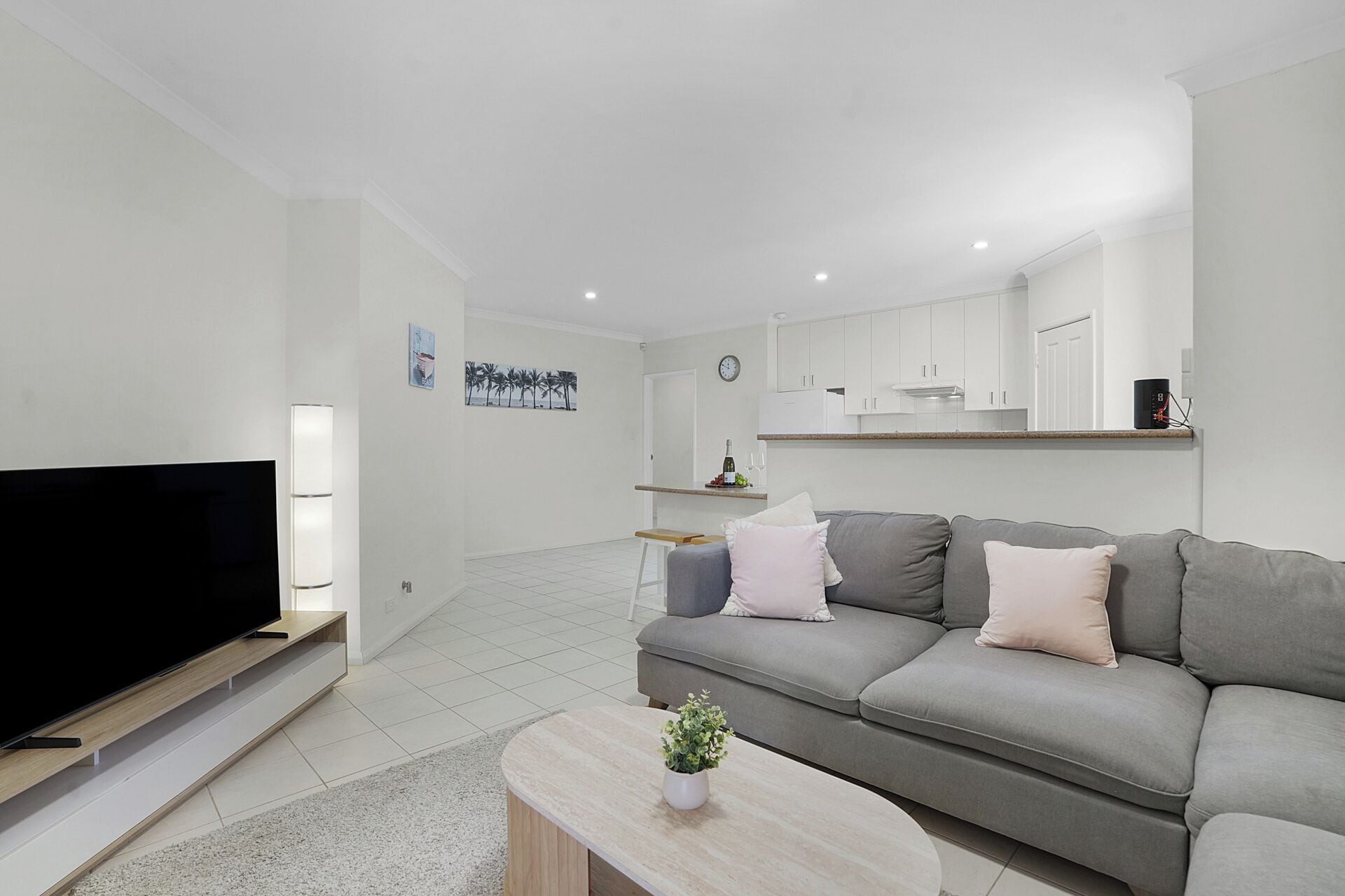 Cozy lounge with air-conditioning, smart TV, and access to the outdoor patio.