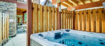 Ski-In Condo w/ Fireplace & Balcony, Dog-Friendly
