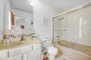 Asciugacapelli, asciugamani, sapone, carta igienica