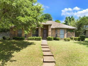 Exterior - Charming 2-bedroom house with AC in vibrant Dallas (Dallas)