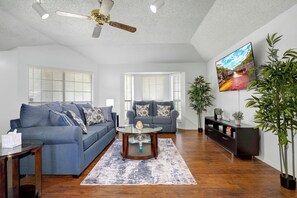 Living area - Charming 2-bedroom house with AC in vibrant Dallas (Dallas)