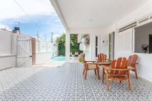 Basic Chalet | Outdoor dining - Bela Casa-3Qrts-Piscina Privada-145M (Tamandaré)