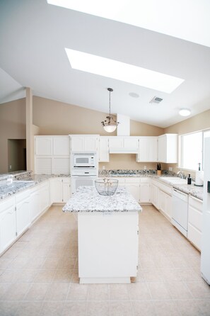 Private kitchen - Luxury Estate in Foothills of San Luis Obispo with Farm Animals and Nature Walks (San Luis Obispo)