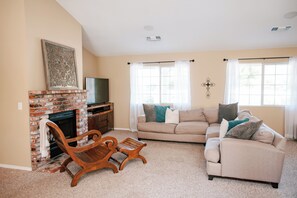 Living area - Luxury Estate in Foothills of San Luis Obispo with Farm Animals and Nature Walks (San Luis Obispo)