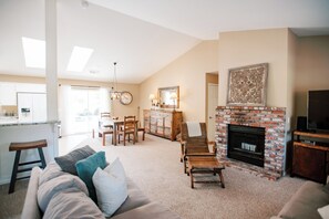 Living area - Luxury Estate in Foothills of San Luis Obispo with Farm Animals and Nature Walks (San Luis Obispo)