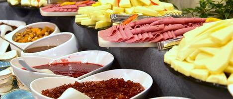 Un buffet proposant une variété de plats et d’accompagnements.