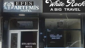La entrada al hotel Efes Artemis con un cartel que dice White Rock A Big Travel.