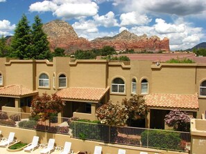 Exterior -  Sedona Red Rock Retreat! 2BR+Loft Townhome - Pool, Spa, Full Kitchen (Sedona)