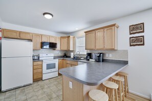 Fridge, microwave, oven, stovetop - Bear Crest | Hot Tub, Game Loft & Fire Pit (Blakeslee)