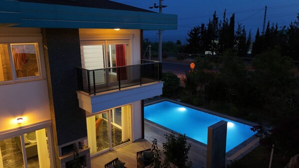 Villa, 3 habitaciones, balcón | Alberca | Alberca al aire libre 