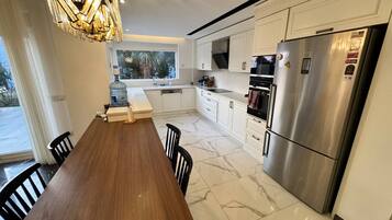 Villa, 3 Bedrooms, Balcony | Dapur peribadi