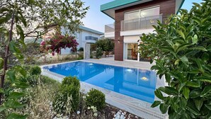 A modern two-story house with a swimming pool, surrounded by lush greenery and a clear sky. - Nar Villa by the Sea (Alanya)