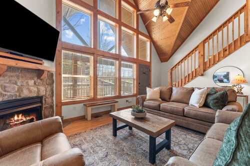 Bunk Beds! Fireplace! Three Pools!