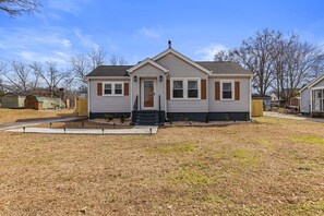 Exterior - Greenville Cozy Retreat
3BR 1BA / Private Fenced Lot, Outdoor Area, Near Dwntwn (Greenville)