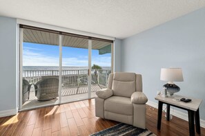 TV, offices - Oceanview I 3rd FL I Quiet Beach Escape I Beach (Cocoa Beach)