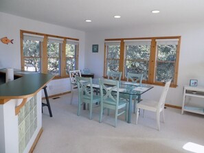 Dining - Cozy 2-bedroom house in Duck. Five minute walk to the beach & view of the sound. (Kitty Hawk)