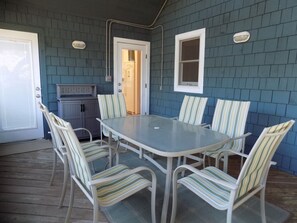 Outdoor dining - Cozy 2-bedroom house in Duck. Five minute walk to the beach & view of the sound. (Kitty Hawk)