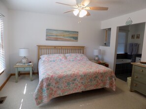 Room - Cozy 2-bedroom house in Duck. Five minute walk to the beach & view of the sound. (Kitty Hawk)