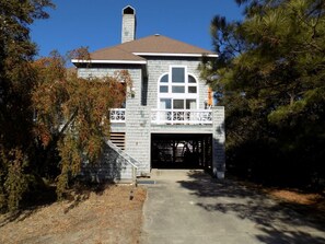 Exterior - Cozy 2-bedroom house in Duck. Five minute walk to the beach & view of the sound. (Kitty Hawk)