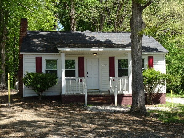 Exterior - Private Comfortable 1-bed in enchanting Charlotte (Charlotte)