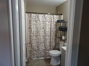 Bathroom - Private Comfortable 1-bed in enchanting Charlotte (Charlotte)