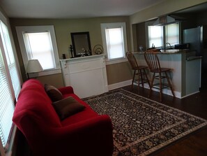 Living area - Private Comfortable 1-bed in enchanting Charlotte (Charlotte)