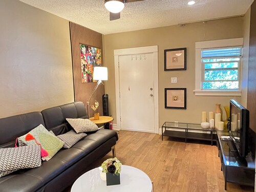 Heart of Los Angeles cottage 5 mins walk Hollywood walk of fame