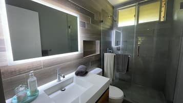 Een douche, een haardroger, handdoeken, toiletpapier