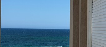 Water-view , swimming pool ,free parking, on the water