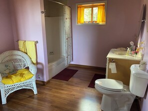 Toallas, jabón, papel de baño 