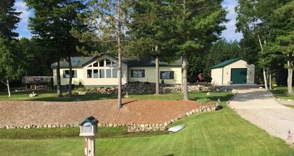 Enjoy a bed & breakfast with view of Lake Huron, sunrises and eagles!