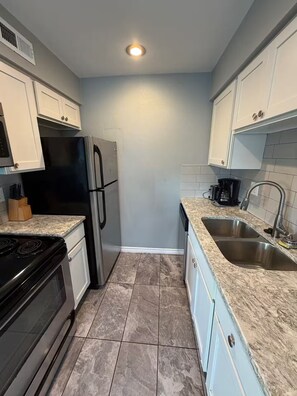 Private kitchen - Fantastic 1x1 S. Austin Apartment (Austin)