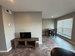 Dining - Fantastic 1x1 S. Austin Apartment (Austin)