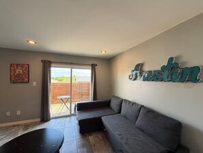 Living area - Fantastic 1x1 S. Austin Apartment (Austin)