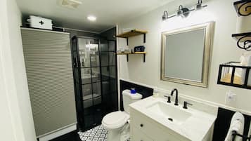 Douche, sĂšche-cheveux, serviettes fournies, savon