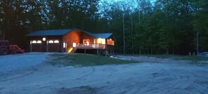 Exterior - Charming 3-bedroom cabin in the woods with beach access (Pigeon)