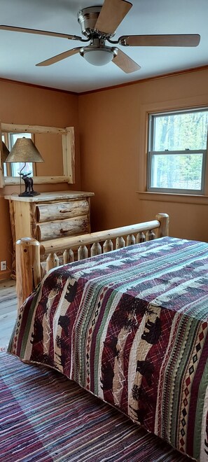 Room - Charming 3-bedroom cabin in the woods with beach access (Pigeon)