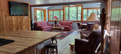 Charming 3-bedroom cabin in the woods with beach access