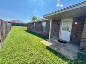 Exterior - Furnished Duplex with Attached Garage 3 BDRM - All Utilities Included (Killeen)