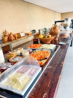 Un bufé con diversos alimentos y salsas.