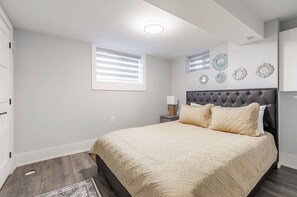 1 bedroom, desk, iron/ironing board, travel cot - Luxury Suite by Kensington Market Downtown Toronto (Toronto)