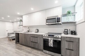 Fridge, microwave, oven, stovetop - Luxury Suite by Kensington Market Downtown Toronto (Toronto)