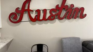 Seinä, jossa on punaisilla kirjaimilla kirjoitettu sana »Austin».