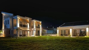 A modern two-story building with balconies, a flat roof, and a well-maintained lawn. - Bianco Mare Studios-Apartments (Kalyves Polygyrou)