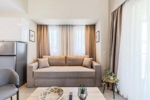 Deluxe Σουίτα, Μπαλκόνι, Θέα στην Αυλή | Περιοχή καθιστικού