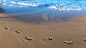 Na praia, espreguiçadeiras, toalhas de praia 