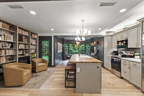 Microwave, oven, stovetop, dishwasher - Modern Farmhouse Retreat Near UF (Gainesville)