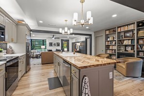 Microwave, oven, stovetop, dishwasher - Modern Farmhouse Retreat Near UF (Gainesville)
