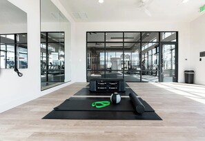 Fitness facility - 3-bedroom apartment in St. George with AC and gym access . Pool and lazy river (St. George)